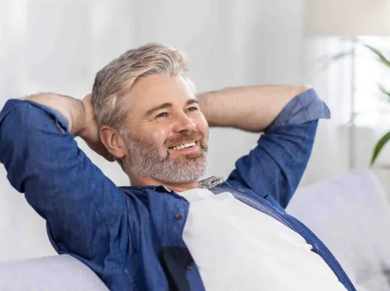 Ein Mann freut sich und fühlt sich wohl.