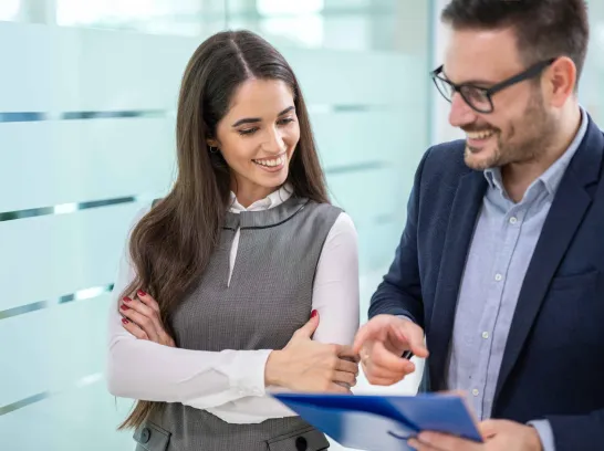 Zwei Kollegen sprechen miteinander.