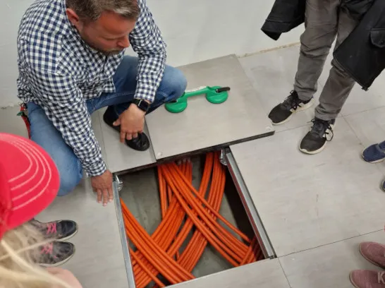 Blick in einen unterirdischen Kabelschacht.