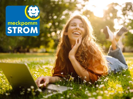 Eine junge Frau liegt auf einer Wiese. Oben links im Bild ercheint das meckpommSTROM Logo.