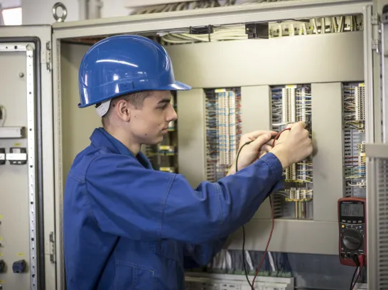 Ein Auszubildender bei der Arbeit.