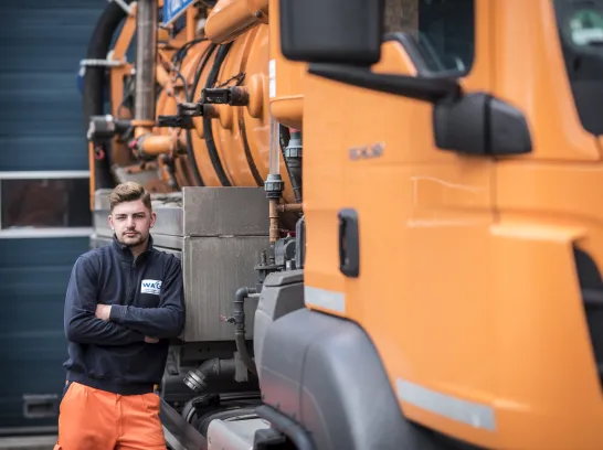 Ein Auszubildender bei der Arbeit.