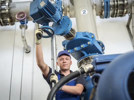 Ein Azubi an der Maschine.