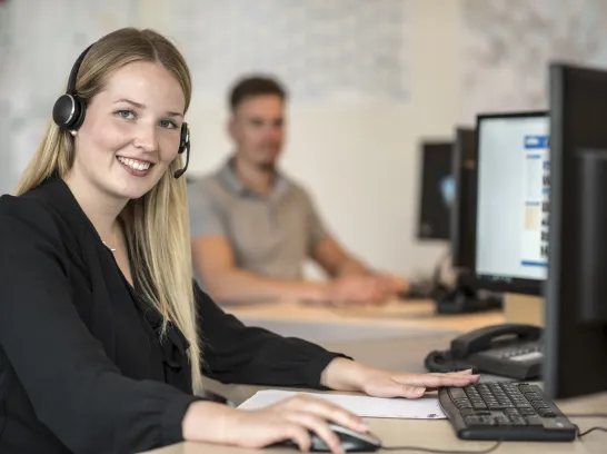 Zwei Azubis arbeiten am Computer.