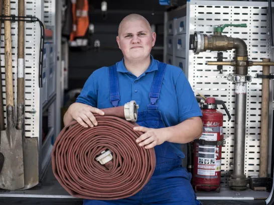 Ein Auszubildender bei der Arbeit.