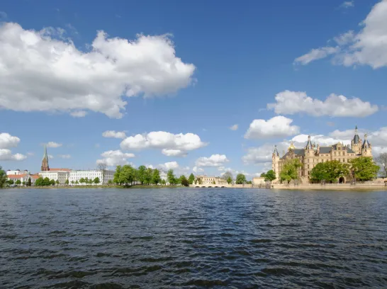 Blick auf Schwerin vom See aus.