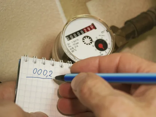 Eine Person notiert einen Zählerstand.