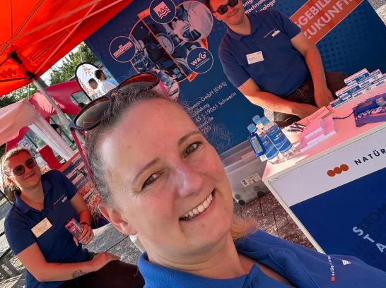 Selfie am Stand der Stadtwerke Schwerin mit Azubis und der Ausbildungsbegeleiterin.
