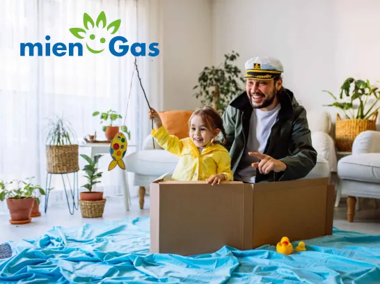 Ein Vater spielt mit seinem Kind in der gemütlichen, warmen Wohnung.