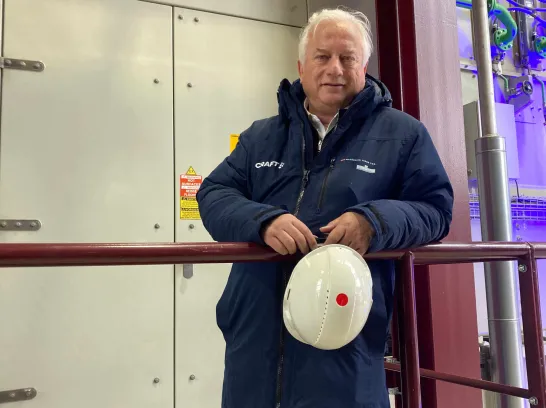 Der Geschäftsführer der Stadtwerke Schwerin Dr. Josef Wolf steht im Heizkraftwerk Schwerin Süd.