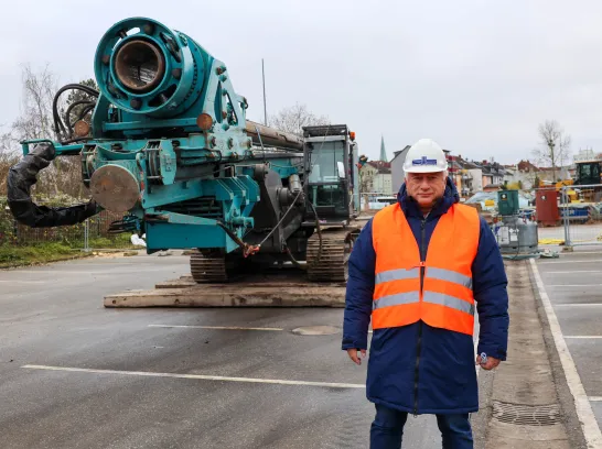 Stadtwerke Schwerin Geschäftsführer Dr. Josef Wolf mit Warnweste auf einem Parkplatz.