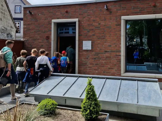 Eine Schulklasse auf dem Weg in ein technisches Gebäude der Stadtwerke Schwerin.