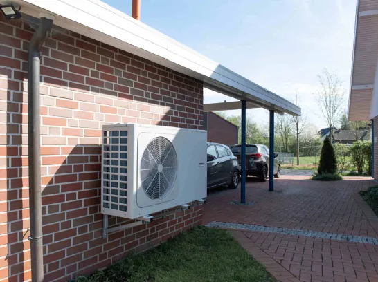 Eine Wärmepumpe am Haus.