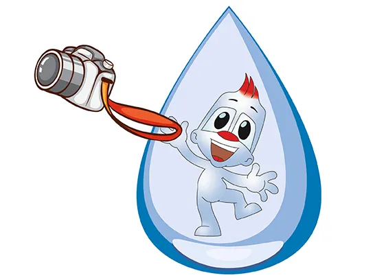 Ein blaues Maskottchen im Wassertropfen mit Kamera.