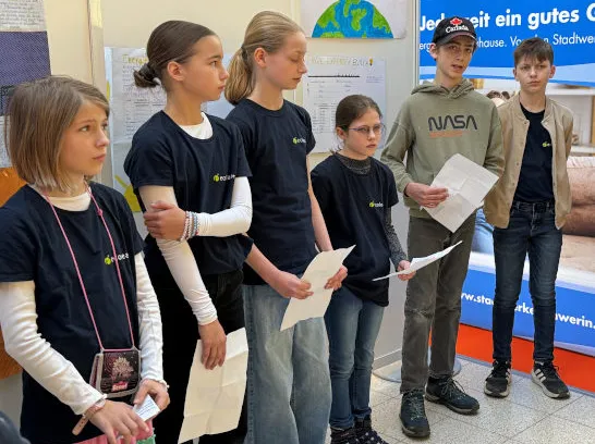Schülergruppe bei einem Vortrag.