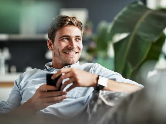 Ein Mann informiert sich am Handy.