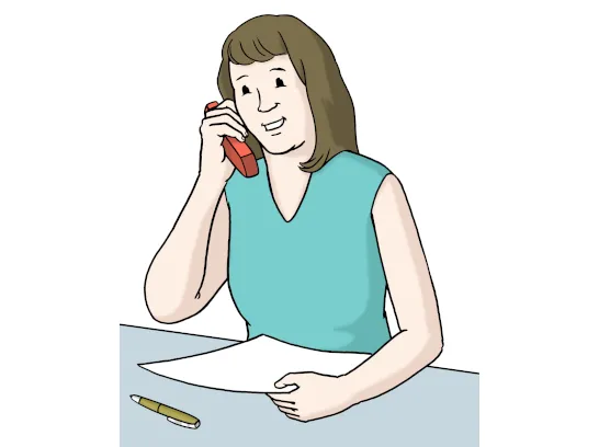 Eine Frau telefoniert. Vor ihr liegen ein Stift und ein Blatt Papier.