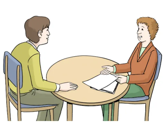 Zwei Männer sitzen an einem runden Tisch