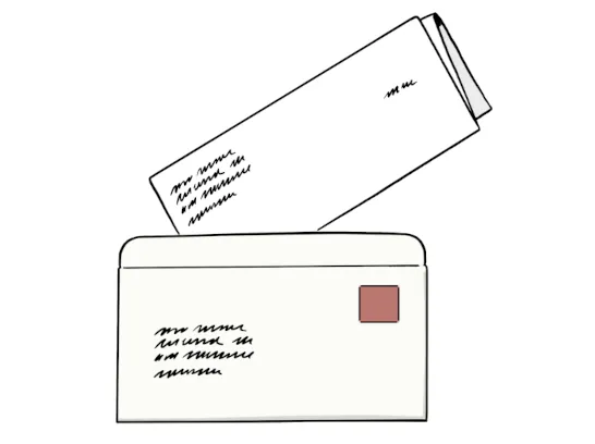 Ein beschriebenes Dokument wird in einen Briefumschlag gesteckt. Der Umschlag hat eine Adresse und eine Briefmarke.