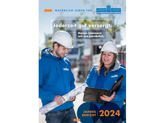 Mitarbeitende der Stadtwerke in Arbeistkleidung schauen auf einen Plan