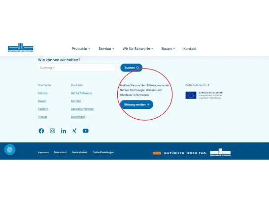 Fußbereich der Internetseite mit rot markiertem Button Störung melden
