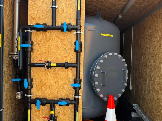 Blick in einen Container mit Aktivkohlefilteranlage und Rohrleitsystem