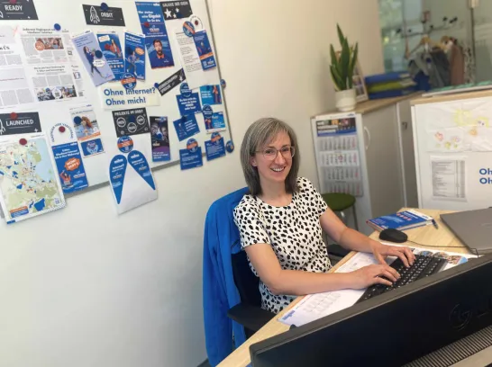 Frau im Büro am Schreibtisch