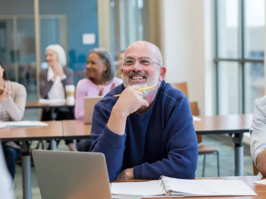 Mitarbeiter bekommen eine Schulung, um Energie zu sparen.
