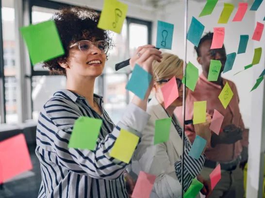 Mehrere Mitarbeiter sammeln Ideen um Energie einzusparen.