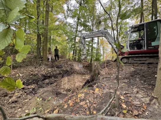Bagger an einer Soleschwelle im Moor