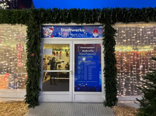 Eingang zum beleuchteten Stadtwerke Märchenzelt auf dem Schweriner Weihnachtsmarkt