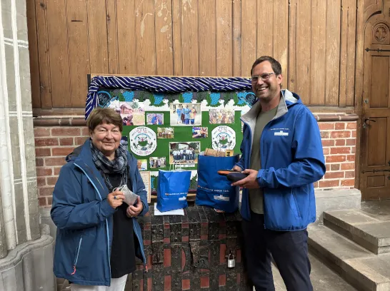 Eine Frau nimmt gespendete Brillen entgegen