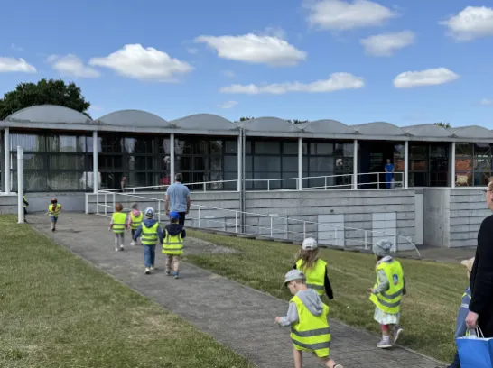 Eine Kindergruppe auf dem Außengelände des Wasserwerkes