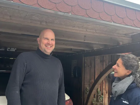 Stadtwerkemitarbeiterin beim Glasfaserkunden