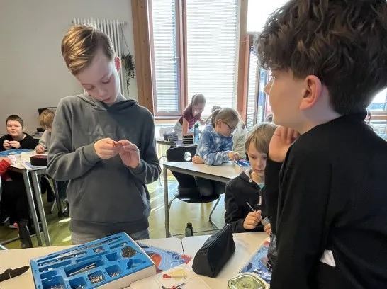 Zwei Schüler bauen ein Solarmodell