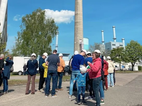 Eine Personengruppe besichtigt den Energiestandort in Schwerin Süd