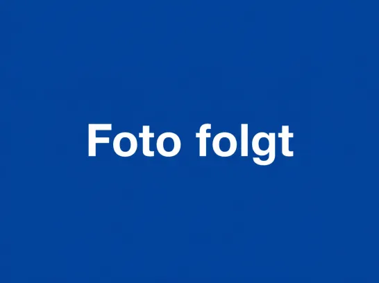 Blaues Bild mit der Aufschrift Foto folgt