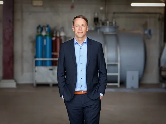 Stadtwerke Geschäftsführer Hanno Nispel steht vor einer technischen Anlage im Kraftwerk