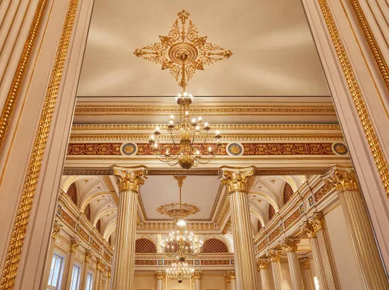 Aufnahme des prächtigen Gewölbes im Goldenen Saal des Neustädtischen Palais in Schwerin.