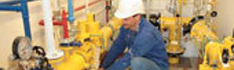 technischer Mitarbeiter bei Arbeiten an Anlagen, Copyright: Netz- und Windservice (NWS) GmbH