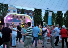 tanzende Besucher vor der Bühne, Copyright: SWS