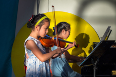 Kinder spielen Geige und Klavier, Copyright: Ataraxia