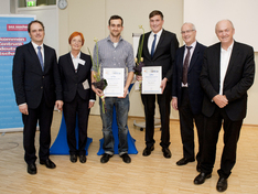 Patryk Jakub Derbich (3.v.li.) und Norman Nieland (3.v.re.) freuten sich über den Innovationspreis 2013  und die Gratulationen von Dr. Wolfram Friedersdorff, Stellvertretender Oberbürgermeister der Landeshauptstadt Schwerin (re.), und Mitgliedern der Jury, Copyright: SWS