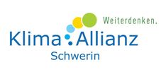 Logo der Klima Allianz Schwerin mit blauen, gelben und grünen Kreisen und der Aufforderung zum Weiterdenken, Copyright: Landeshauptstadt Schwerin